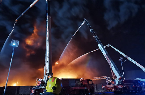 Z6官网数十辆举高喷射消防车接济河北沧州南大港产业园区火警