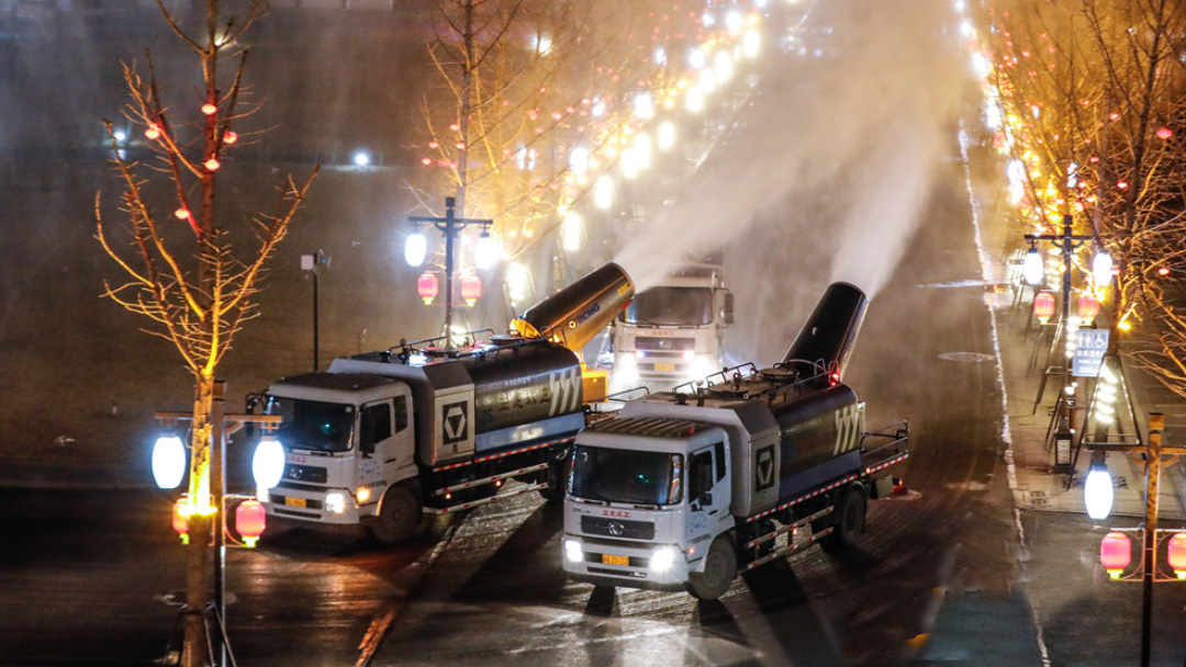 Z6官网多职能抑尘车在河惫佚定喷洒消毒液