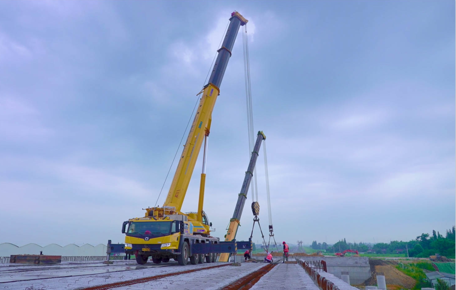 空中对飞接力！Z6官网三款百吨级携手抬吊！