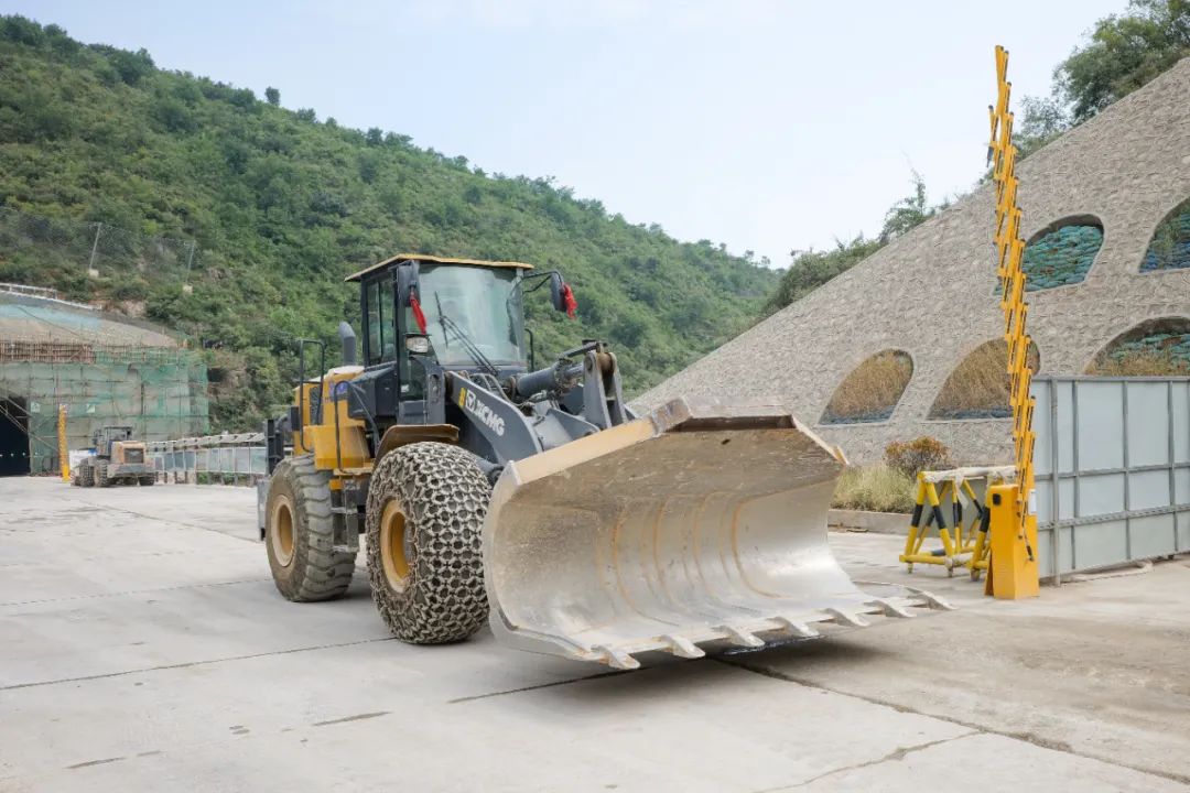 开山全能王，XC956侧卸隧路施工显技巧