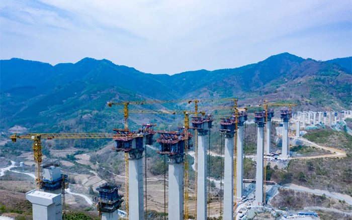 比肩青山接桂黔 | Z6官网群塔助建雅长特大桥