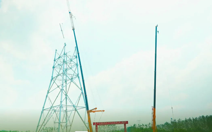 Z6官网XCA600L8长江边锚塔吊装