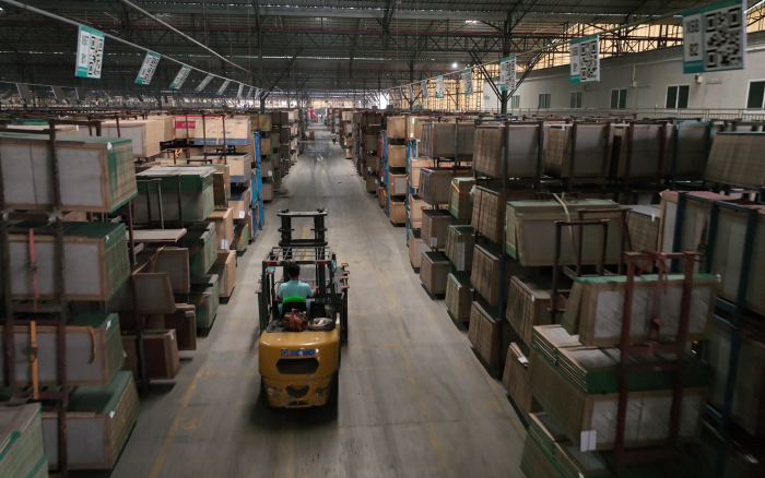 Z6官网高压沉载锂电叉车叉车助力陶瓷行业发展