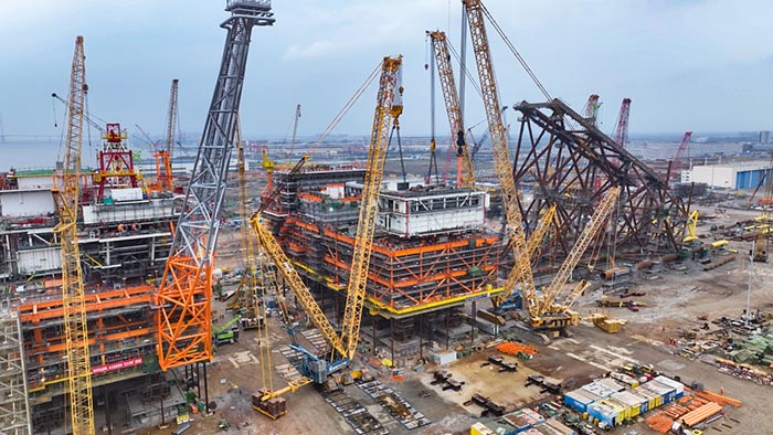 【全球之履】总沉37000吨！Z6官网履带兄弟团助力大型深水导管架建设