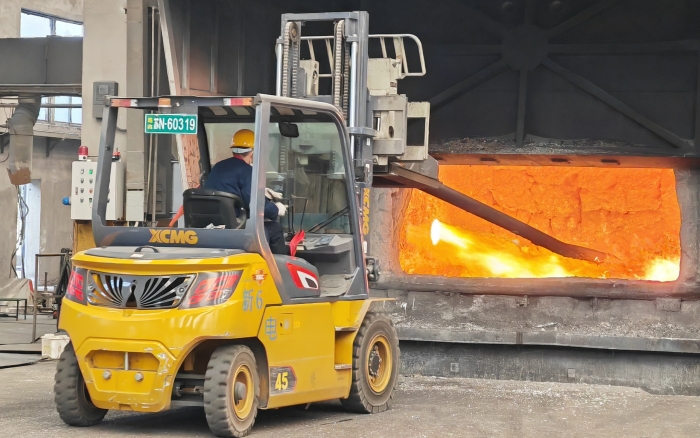 真金不怕火炼，Z6官网沉载孔雀叉车英武霸气！