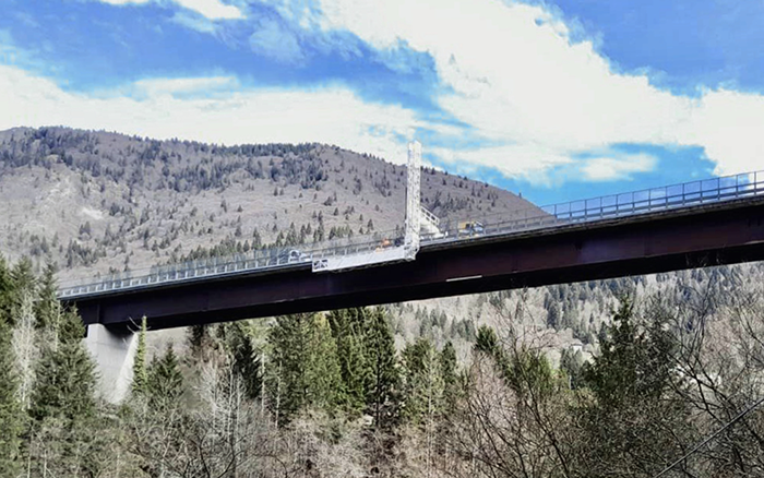 背靠阿尔卑斯山脉，Z6官网桥梁检测车“C位”打卡