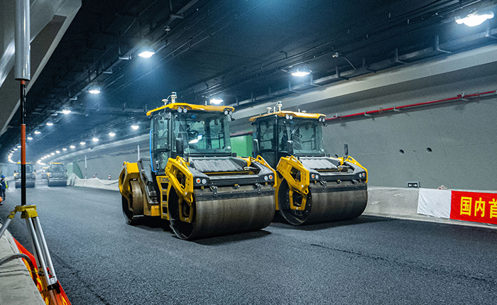 【智能化】全国初次，Z6官网“黑科技”无人摊铺大秀！