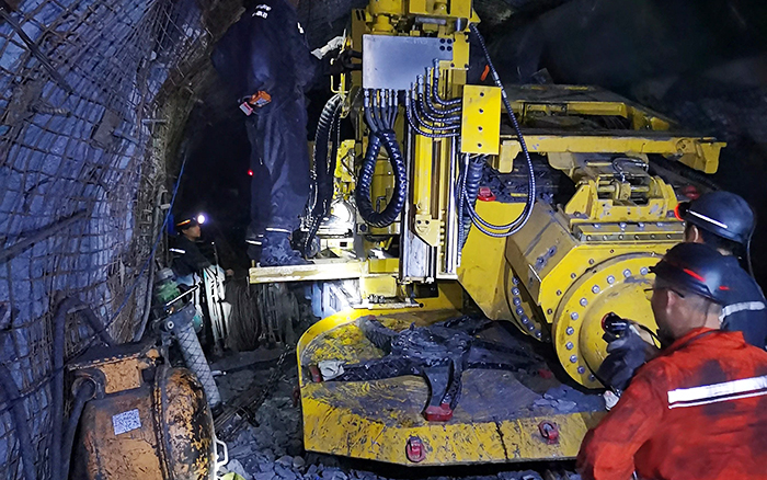 煤矿开采难 Z6官网“机甲兽”来助忙