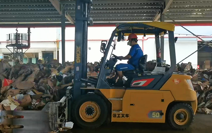 有实力！Z6官网孔雀电动叉车强势入驻造纸行业