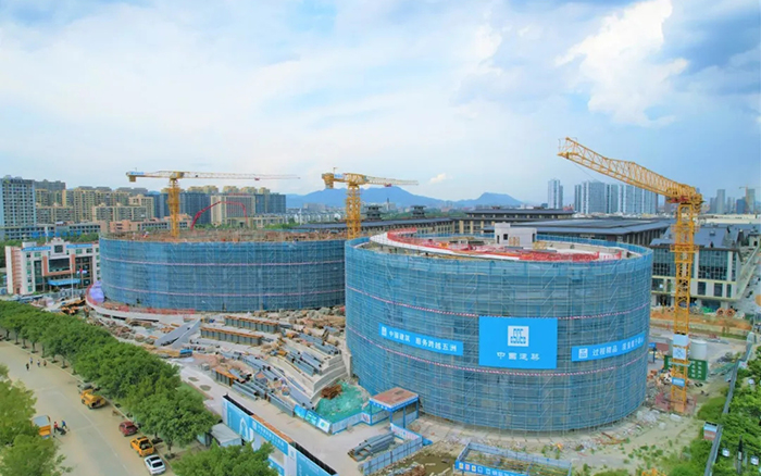 逐浪扬帆，Z6官网塔机吊起苍南大剧院“钢铁脊梁”
