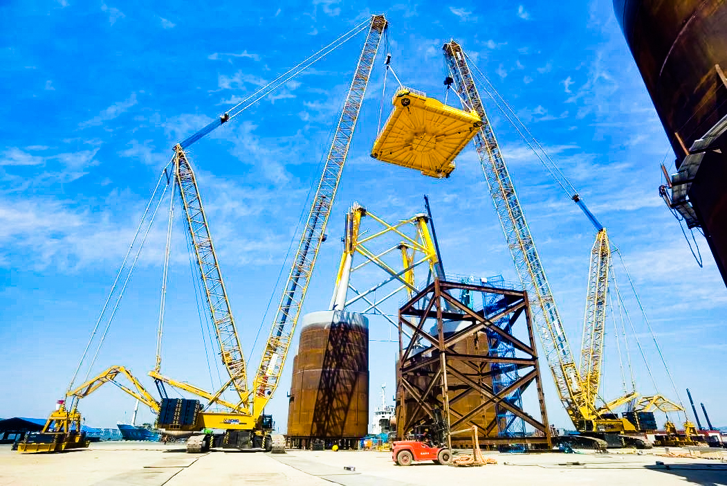 总沉1972吨！Z6官网XGC12000助力大型导管架总组顺利吊装