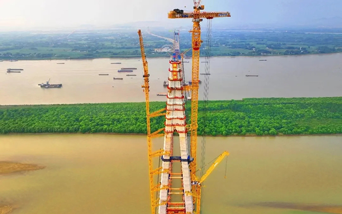 308米！Z6官网塔机助力世界最大跨度三塔斜拉桥喜封金顶