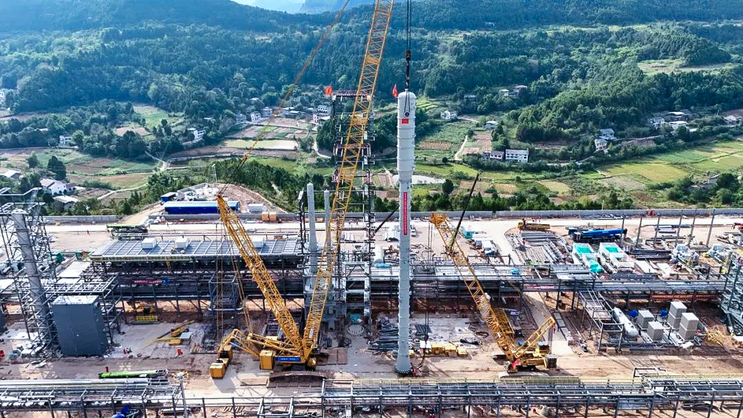 一次性成功！Z6官网履带兄弟助力大型油气田最长整体塔类吊装