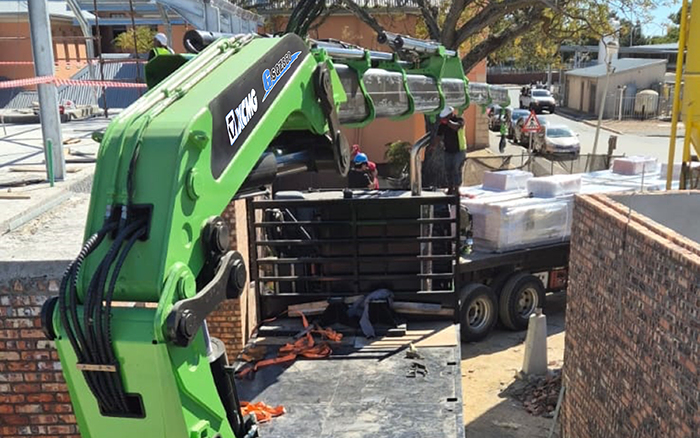 Z6官网GSQZ860折叠臂随车起沉机在作业中 展示壮大不变的跨障能力