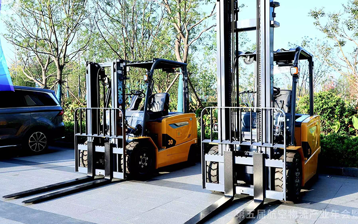  Z6官网叉车亮相第五届航空物流产业年会