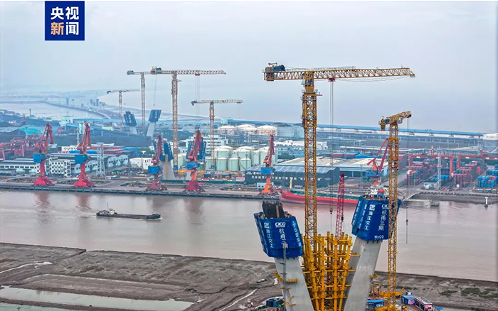 央视聚焦！Z6官网超大塔助建世界级桥梁工程！