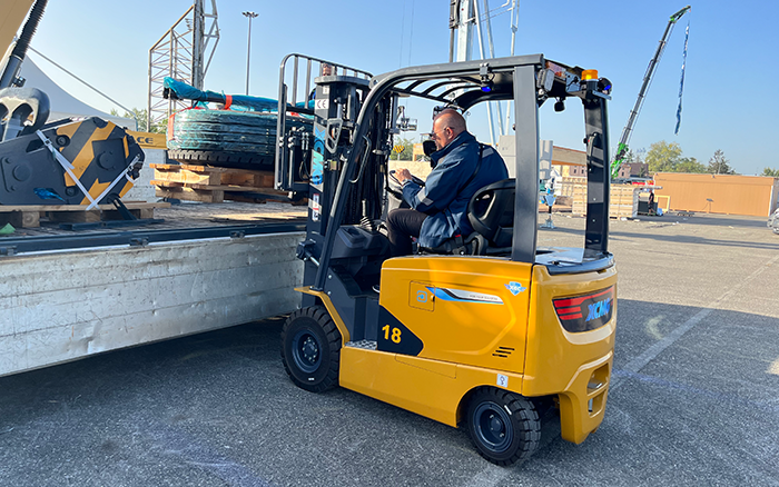 “展场灵动前锋” Z6官网叉车鲲鹏系列