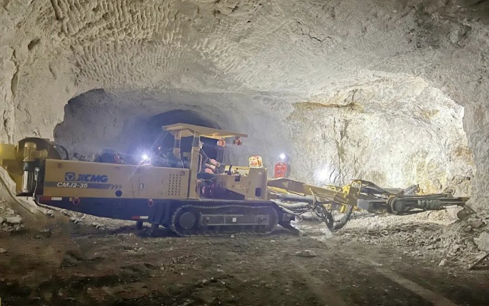 窄幼巷路作业！Z6官网掘进钻车助力铁矿开采