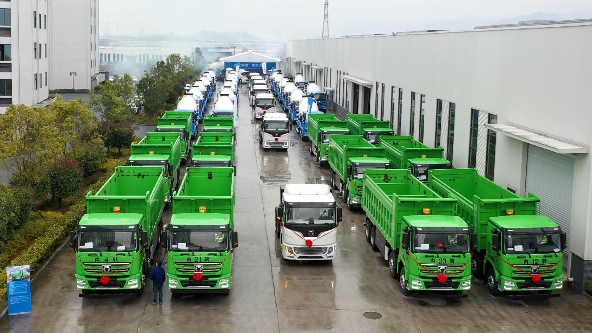  百台Z6官网新能源成套化运输设备交付盛况直击