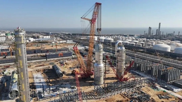 三幼时造胜！Z6官网XGC88000助力2000吨石化设备成功就位