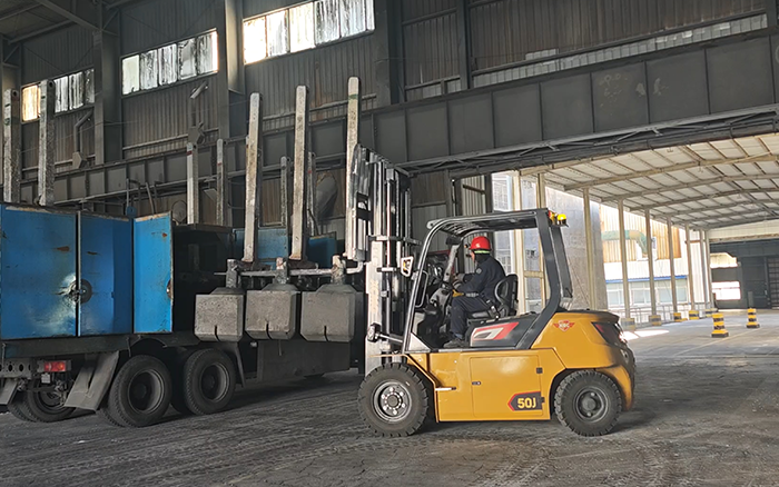 Z6官网孔雀高机能沉载锂电叉车助力冶金行业加快发展