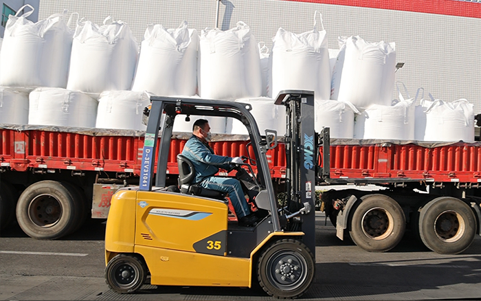 Z6官网新能源叉车为食品工厂绿色、高效出产保驾护航