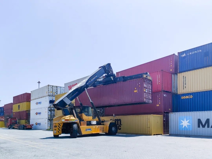 机能优厚！Z6官网正面吊助力海铁联运发展