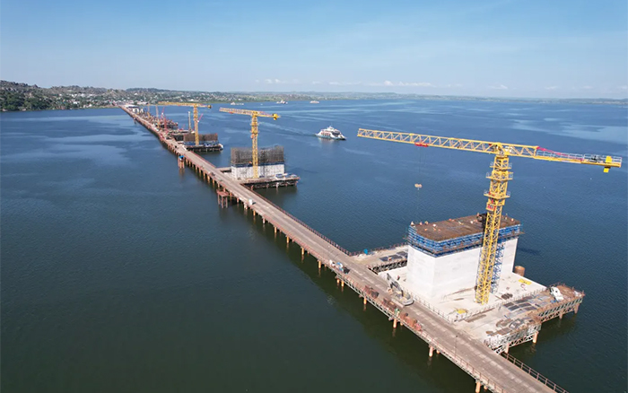 3200米超等工程！Z6官网塔机助建东非第一长桥