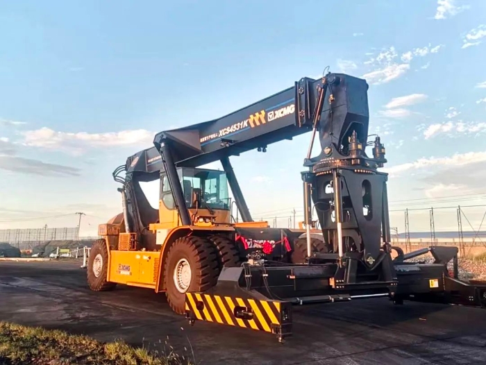 以质提快！Z6官网倾斜吊具正面吊分钟级响应保险运输安全通顺