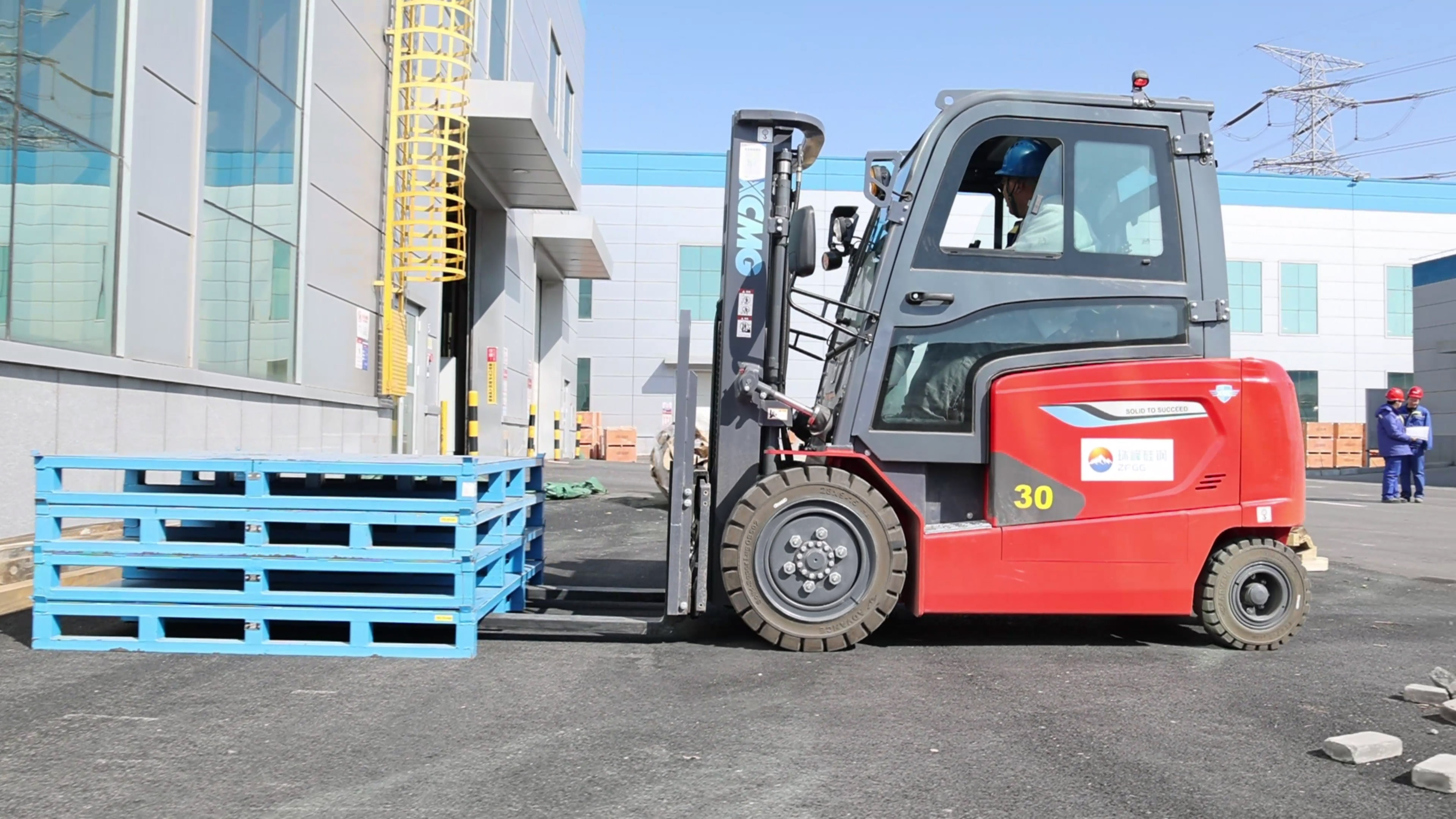 幼巧精干，Z6官网鲲鹏系列电动平衡沉叉车造作业大展技巧