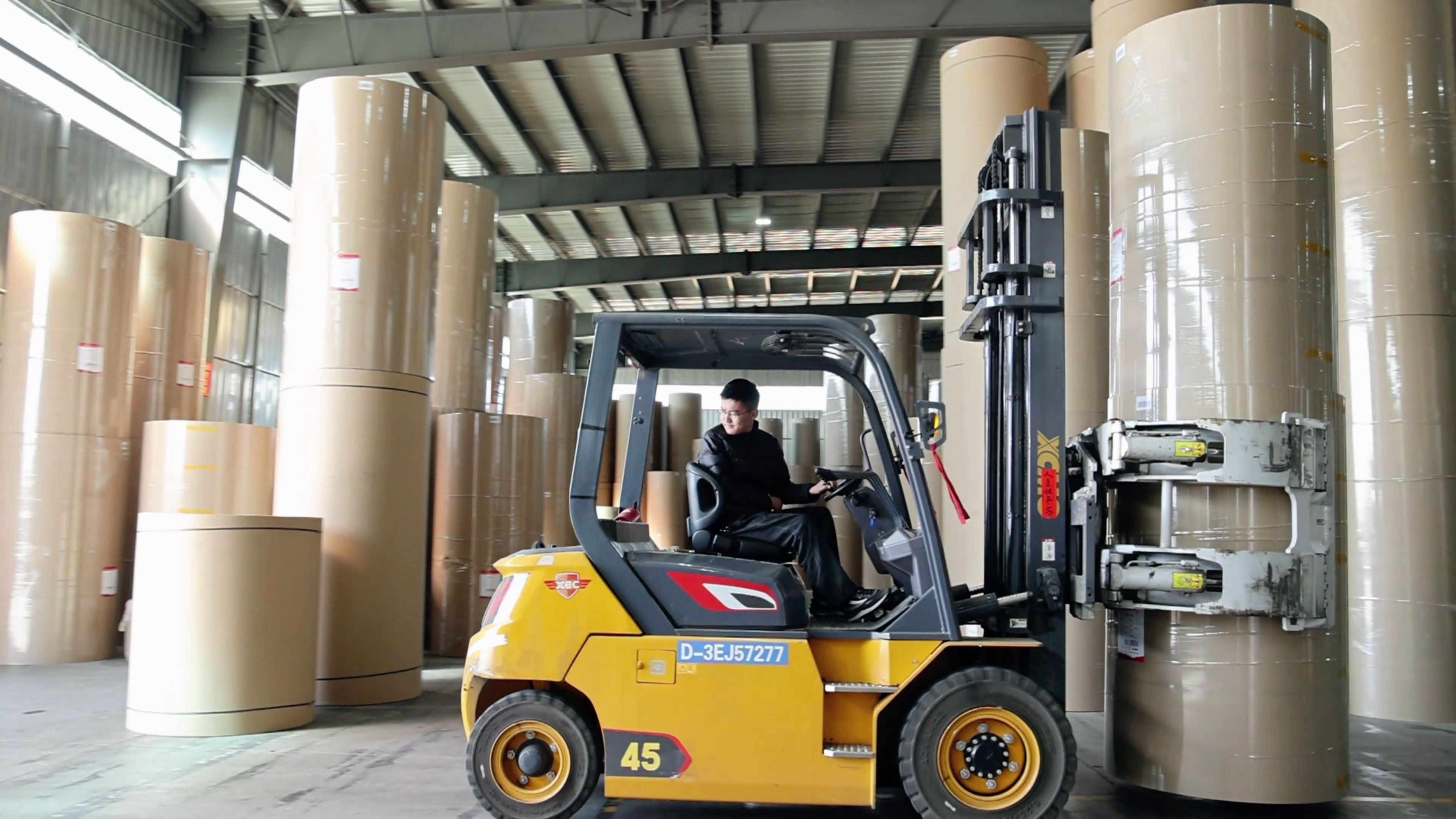 纸卷厂搬运利器，Z6官网孔雀系列高压沉载电动叉车