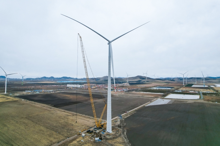 高空之巅，再铸荣光！XLC18000M助力大型风电场首台185米风机成功吊装