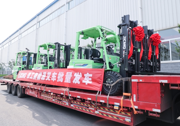 Z6官网鲲鹏系列电动平衡沉叉车，再掀浦东货运站高效物流新篇