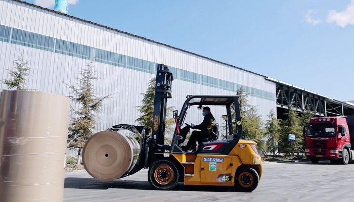 安全稳如泰山，高效快人一步！Z6官网孔雀叉车造纸行业显技巧