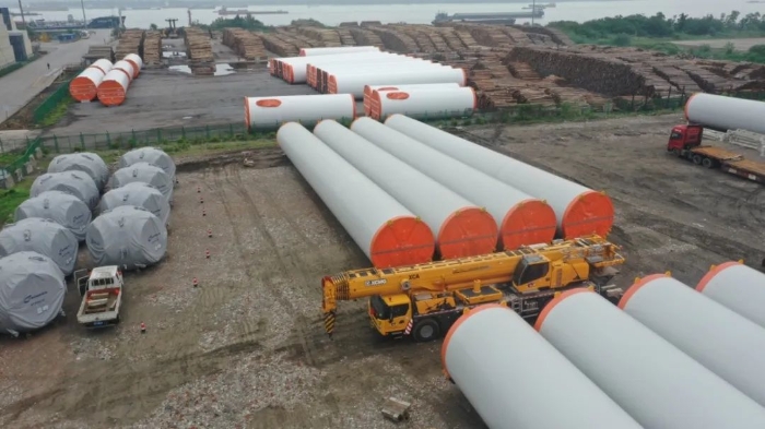 空间太？鄙人Z6官网G2代可变支腿，百吨塔筒在港口“稳运”！