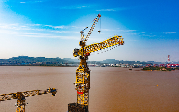 双塔筑脊梁！Z6官网超大塔助建世界级大桥