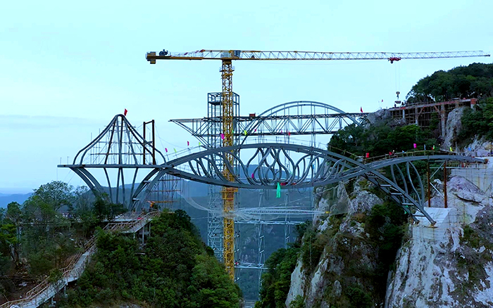 一览多山。】碯6官网塔机「与山齐肩」