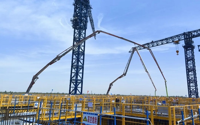 72米巨臂显神威！Z6官网“钢铁侠”集结汉南长江大桥