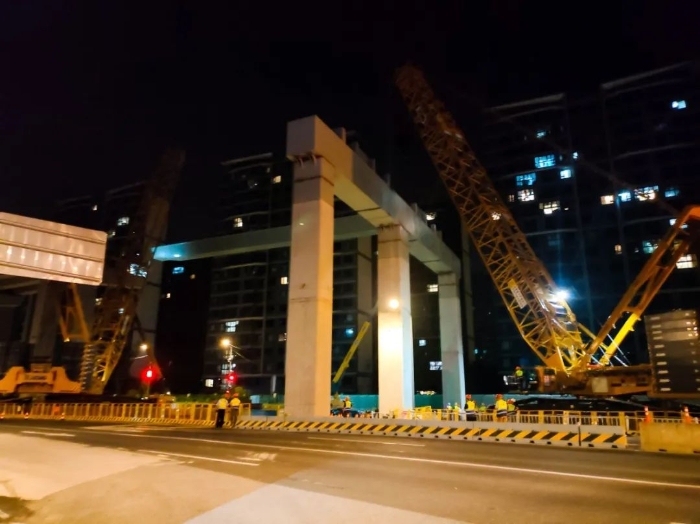 双机联动，毫米操控！Z6官网XGC11000高效破解高架桥施工难题