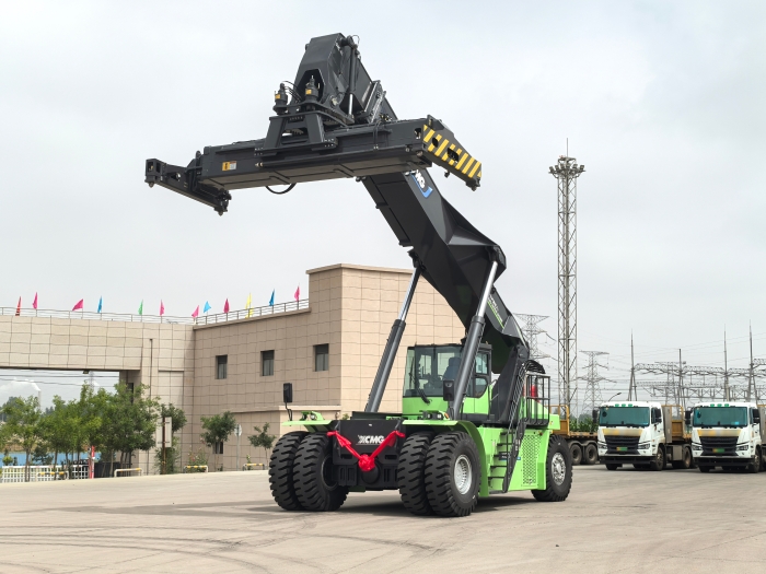 实力交付！Z6官网电动正面吊助力绿色“一带一路”