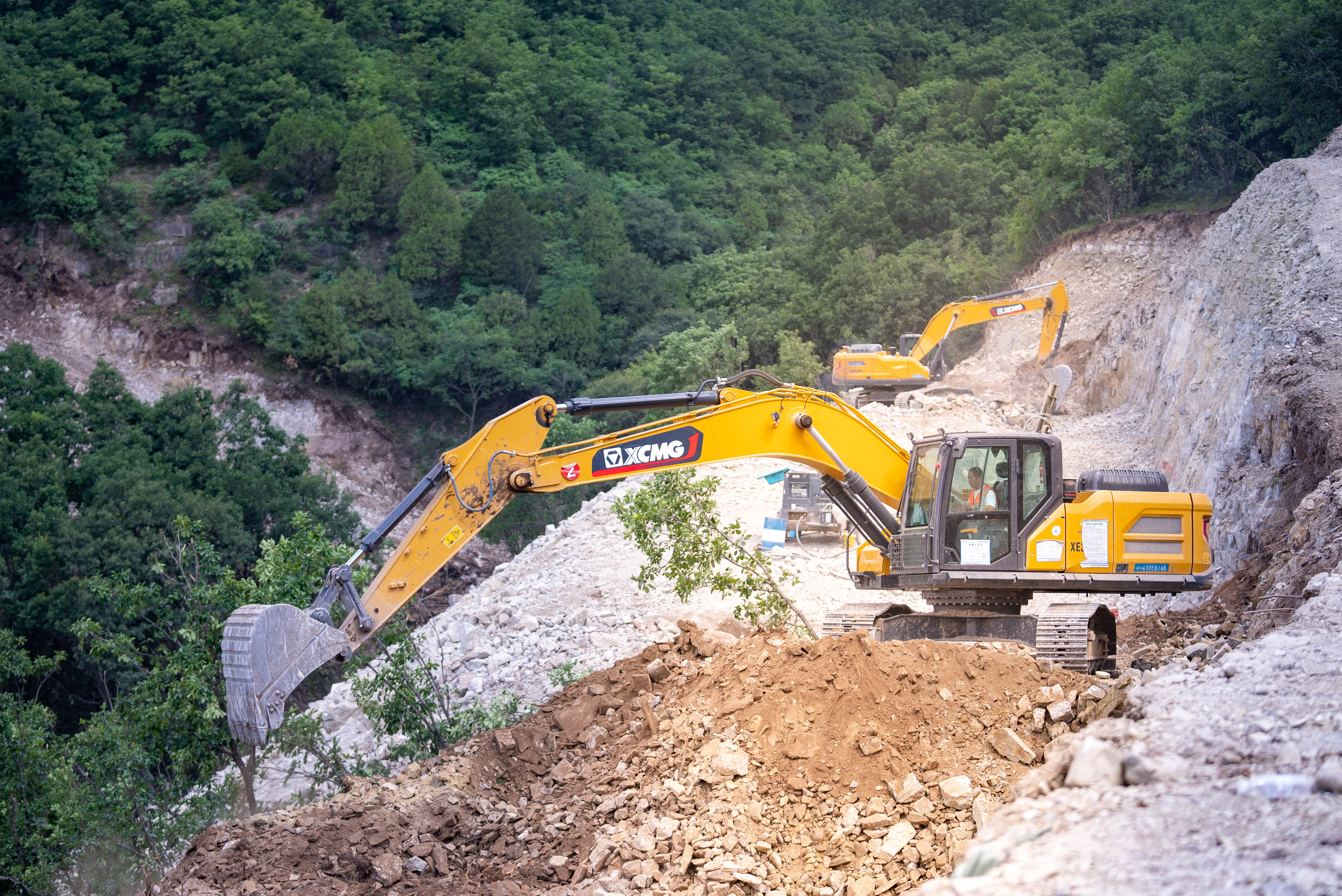 “云端”筑路！Z6官网挖机助力古历山“天路”全线贯通