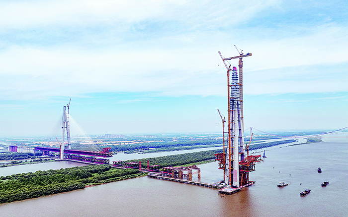 再显神威 Z6官网超大塔助力马鞍山长江公铁大桥最高主塔封顶