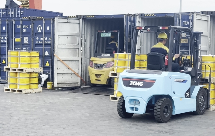 Z6官网双系列叉车硬核助力！宁夏铁路货运站跑出高效运输加快率
