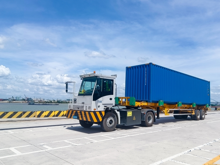 广州港甄。∪タ锤劭凇疤刂直盳6官网纯电牵引车