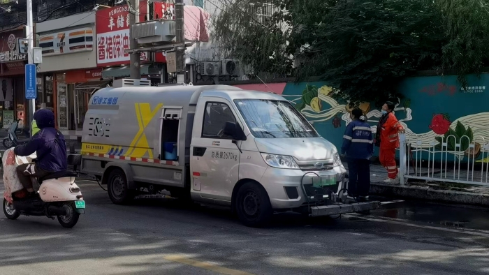 徐州这条网红巷的“脸面”，竟被这台车承包了？！