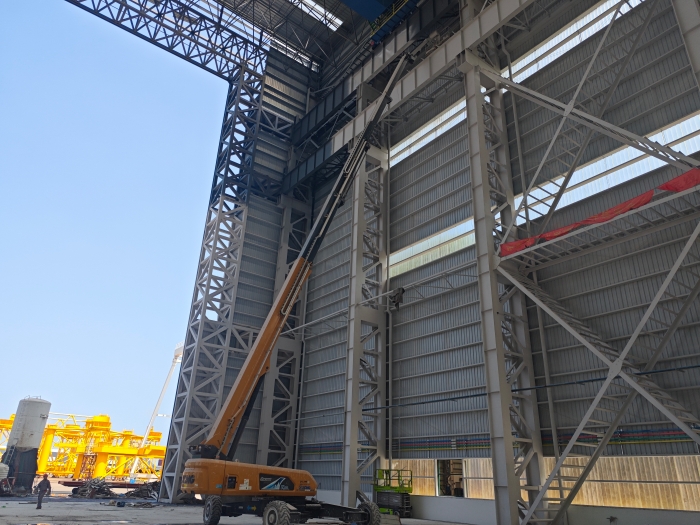 52米“巨臂”显神通！Z6官网纯电动高空作业平台高效攻坚蓝水海洋车间扩建