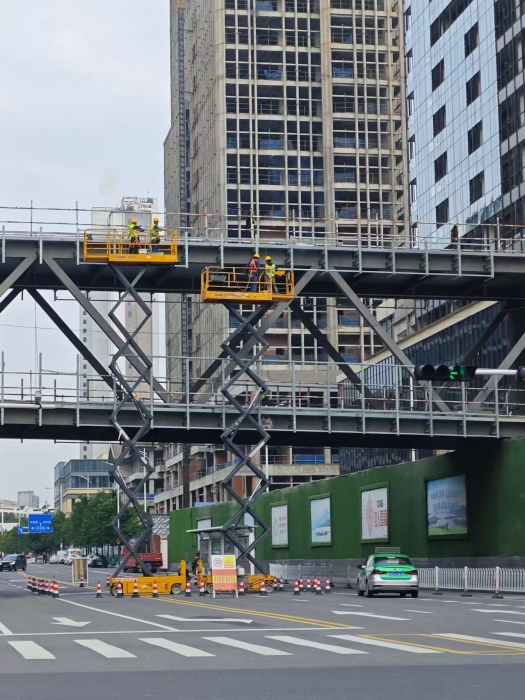 幼巧技巧大作为！Z6官网剪叉车助力市政桥梁焕新颜