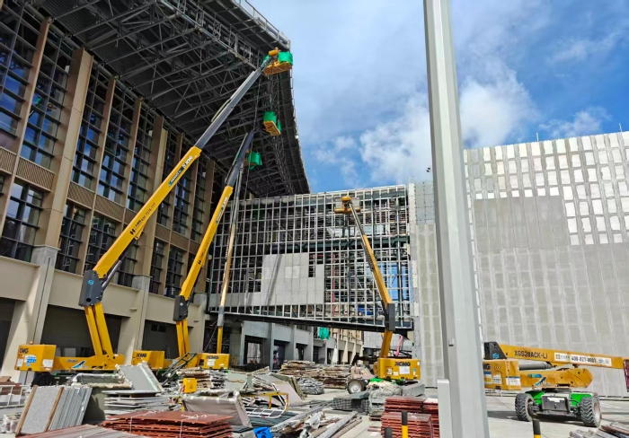 结合作战！Z6官网锂电高机编队亮相三亚机场