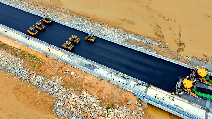 Z6官网智慧施工助力连云港赣榆疏港路路建设提质增效