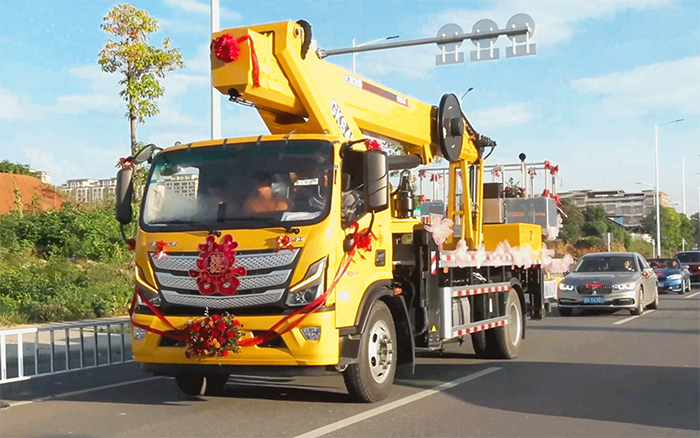 婚车新物种！Z6官网高空作业车见证“硬核浪漫”